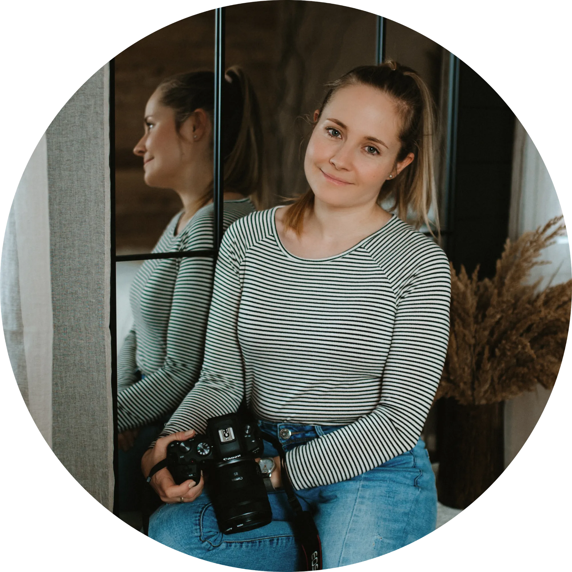 Dóri mosolyogva, kezében fényképezőgéppel